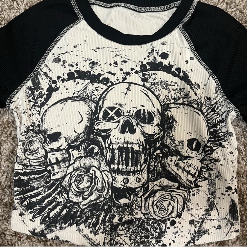 SHEIN Black and White Skull Graphic Long Sleeve Tee